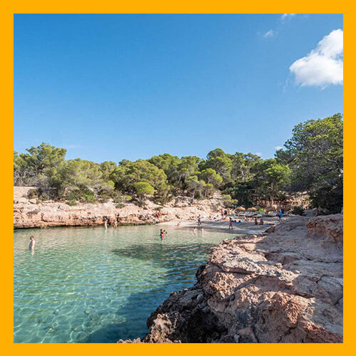 Descubre Cala Gracioneta en el artículo Las calas más bonitas para ver en Ibiza