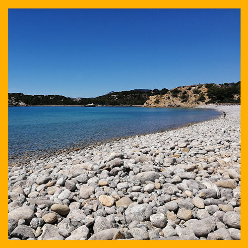 Descubre Cala Jondal en las calas más bonitas para ver en Ibiza