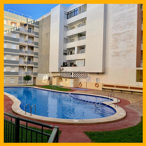 Descubre el apartamentos Los Gases en Torrevieja, una opción con piscina exterior para tus próximas vacaciones